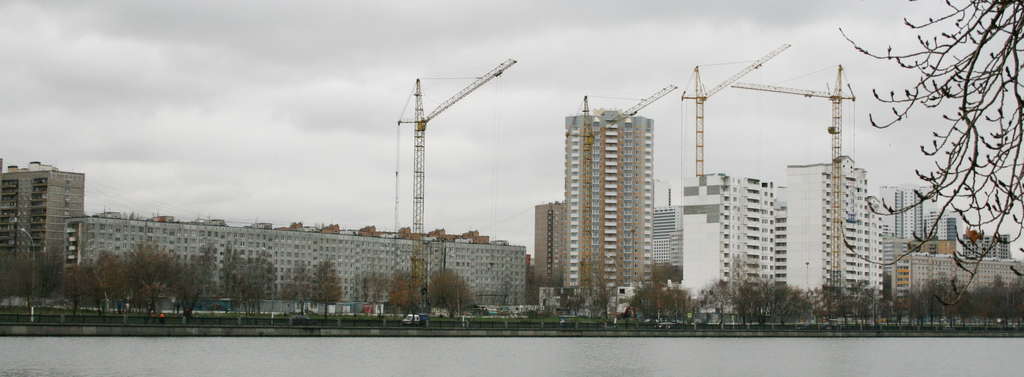 Вид на г. Москва, Нагатино-Садовники, мкр.1, корп 29А. с другой стороны реки: