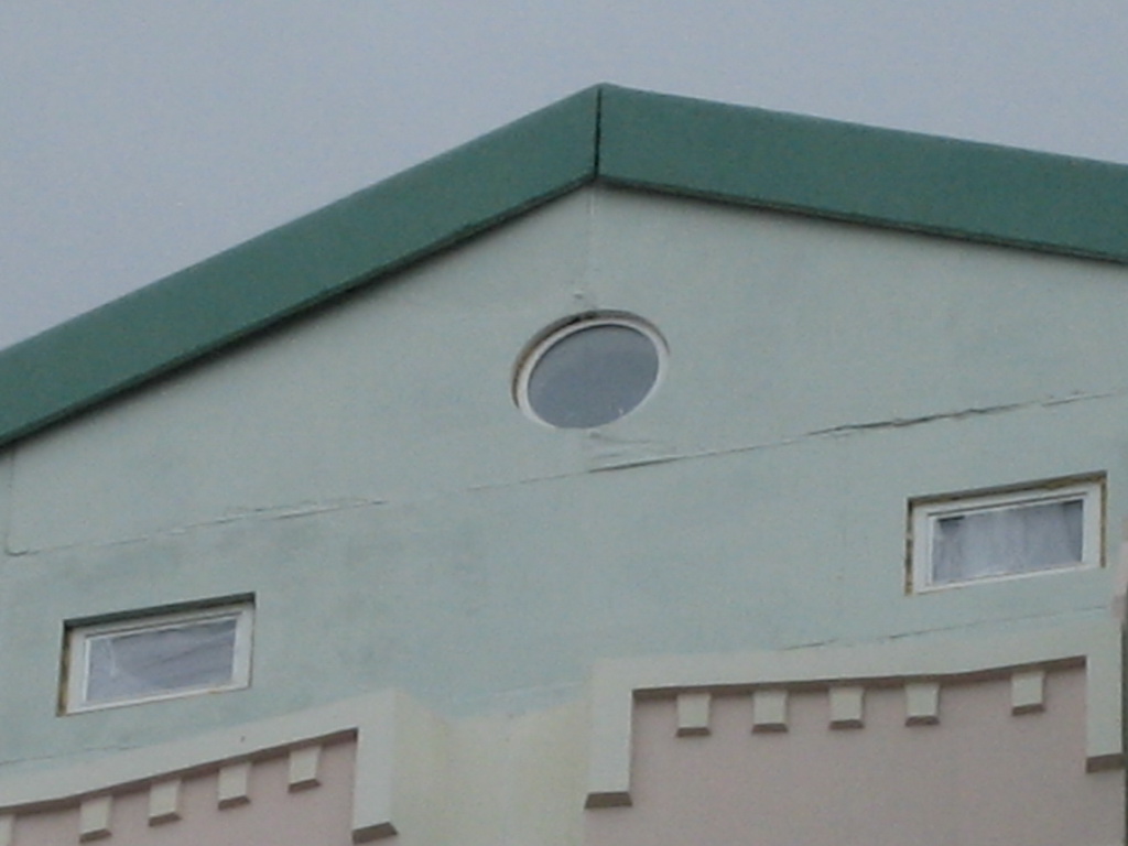 Страшный скол плиты на крыше дома 29А решили просто замазать и закрасить, что безусловно обеспечит заявленный срок эксплуатации до 100 лет!